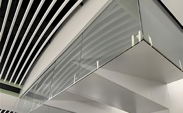 前海街道玻璃挡烟垂壁