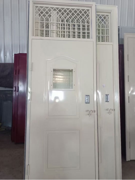 前海街道学校教室门