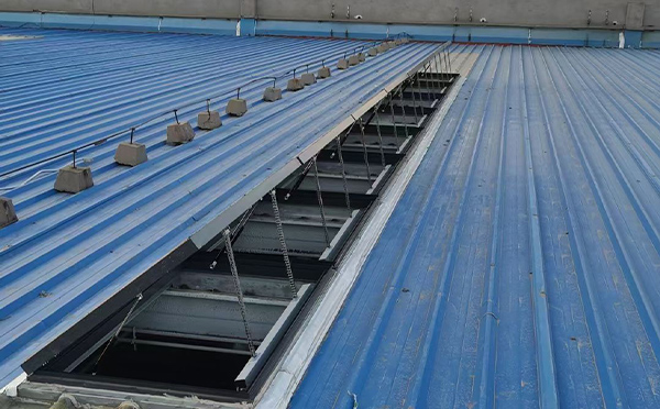 某城市大型商业综合体中庭前海街道排烟窗工程